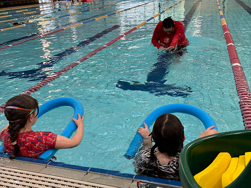 Warragul Leisure Centre teaches children how to swim