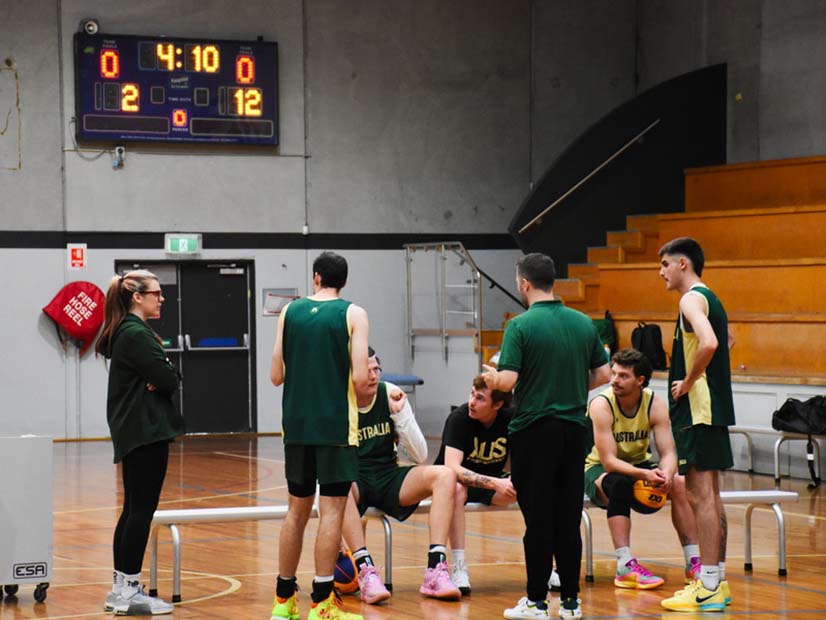 The RecWest Boomerang coach talking to the team 